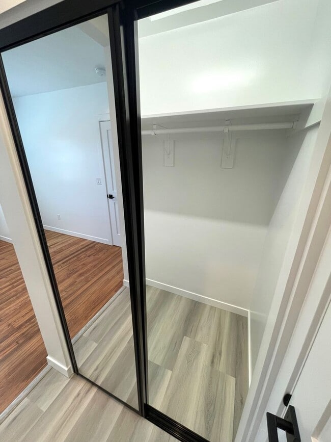 Building Photo - Remodeled Midtown Apartment- AC and Washer/Dryer!