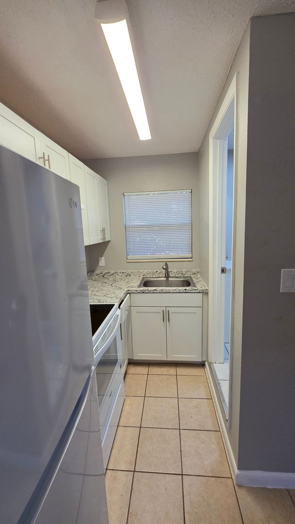 Building Photo - Studio garage apartment