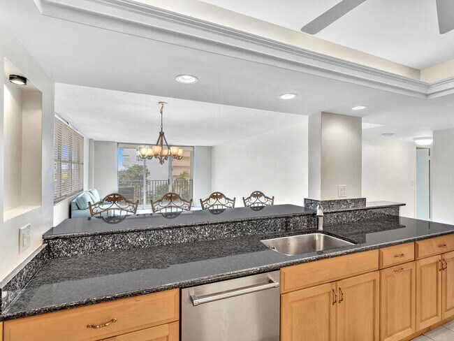 Building Photo - 1150 Hillsboro Mile