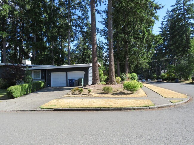 Building Photo - Bellevue Robinswood Mid Century 4bed/3bath Tri-Level $3800.00