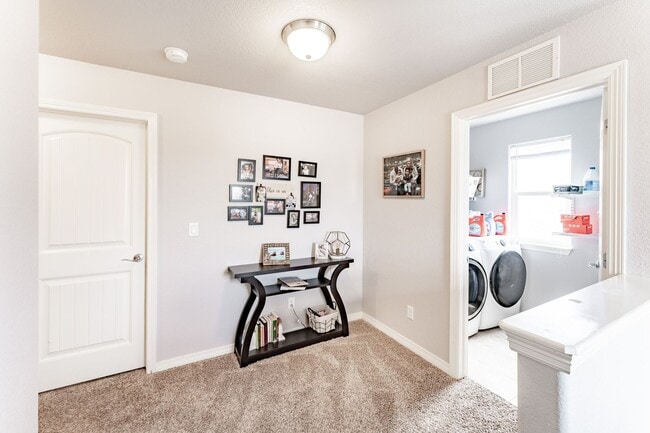Building Photo - 4 Bed 4 Bath Home in Lorson Ranch!