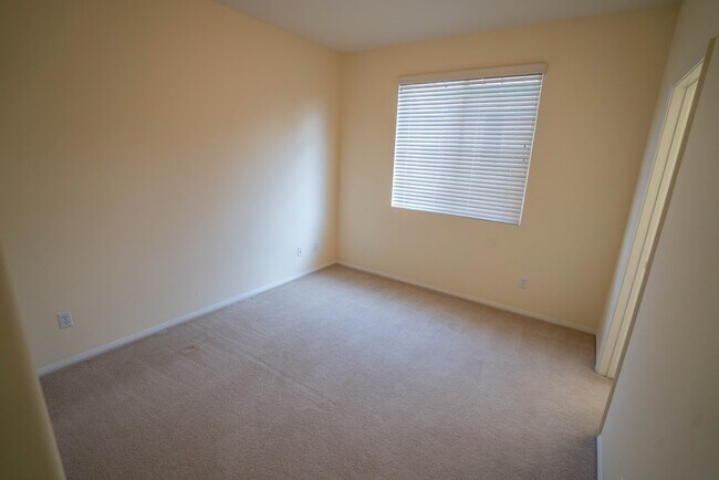 Building Photo - 27663 Sunny Creek Dr