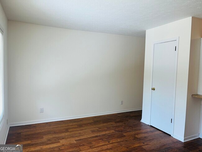 Building Photo - 45 Westgate Cir