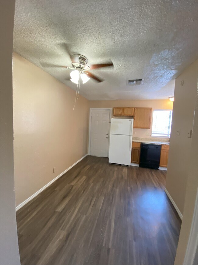 Dinning area - 10661 Starcrest Dr