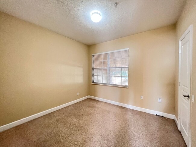 Building Photo - Great townhouse -  available now!