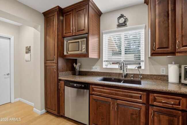 Building Photo - 1128 E Rowlands Ln