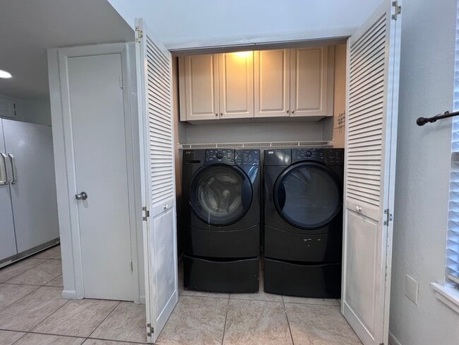 Building Photo - Stylish 2 Bed, 2 Bath Condo with Modern Am...