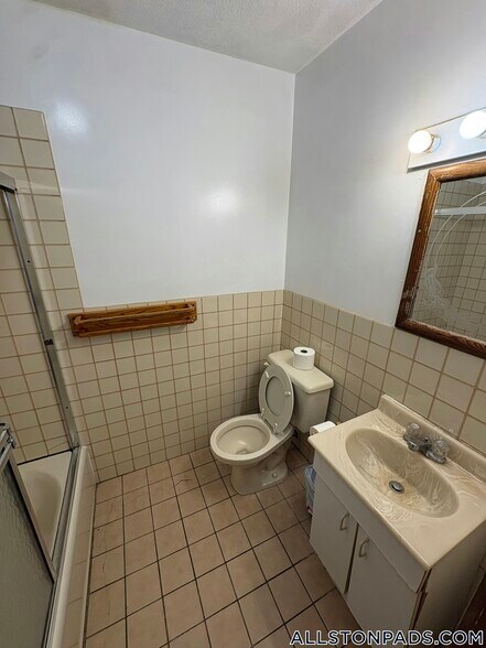 Building Photo - 36 Linden St