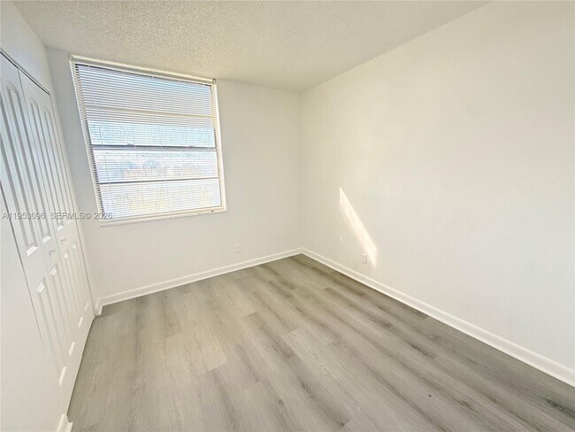 Building Photo - 210 Lake Pointe Dr