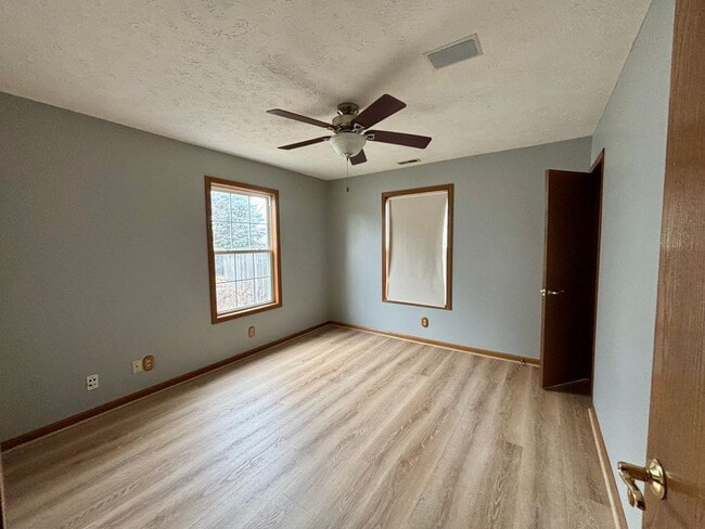 Building Photo - 3-Bed 2-Bath Fenced Yard Ranch Home