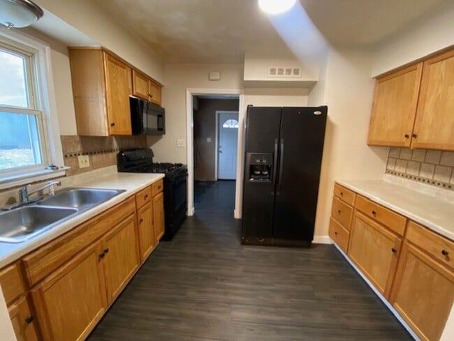 Building Photo - One-Floor 3BR Ranch + Screened Porch + Oversized Garage Space!