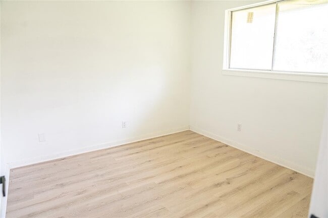 Building Photo - 4451 Oak Shadows Dr