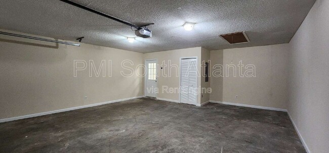 Building Photo - 2735 Stanton Woods Dr SE