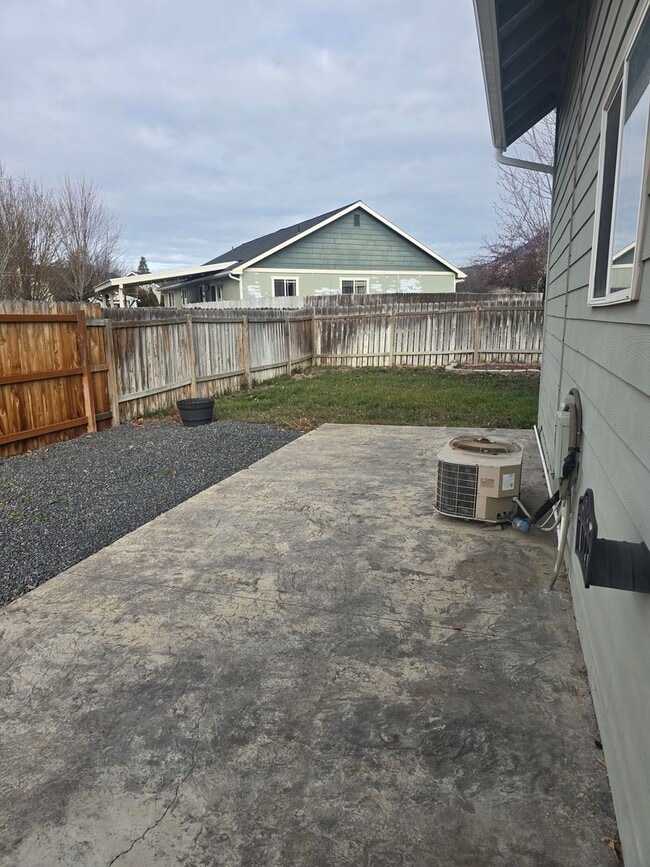 Building Photo - Amazing 4 bed/3 bath home