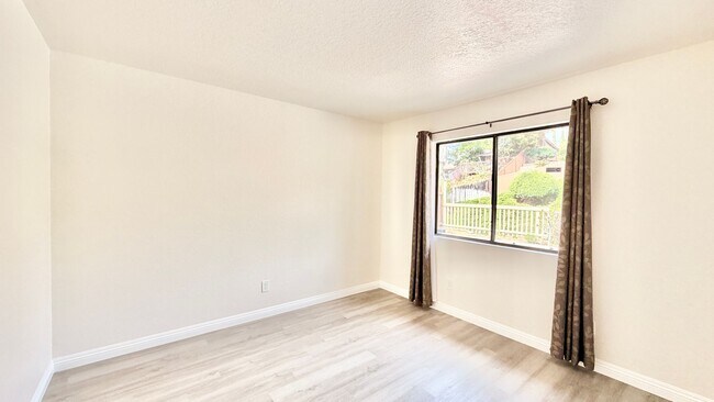 Building Photo - Wonderful Split-level Home with Spacious B...
