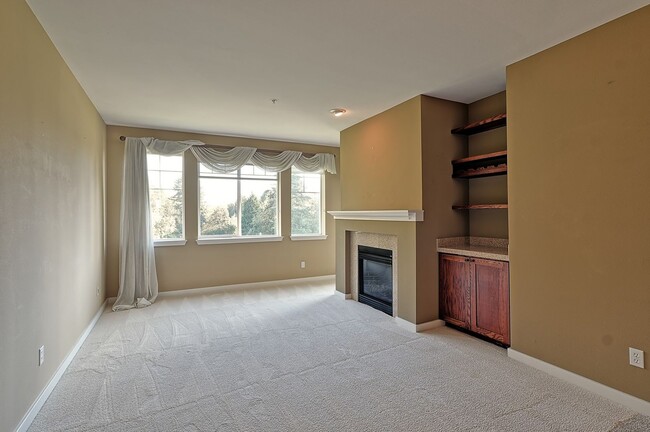 Building Photo - Mukilteo Golf Course View Condo – Modern C...