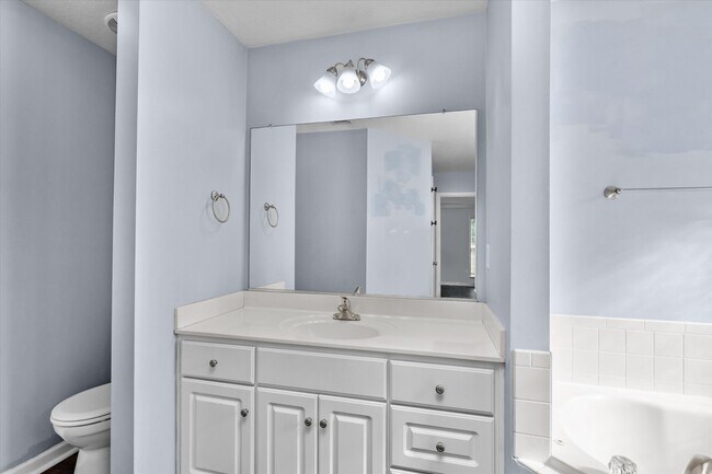 Building Photo - 570 Lory Ln