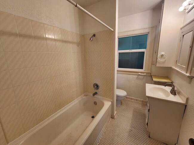 Building Photo - Vintage 2x1 Available Now | Minutes from U...