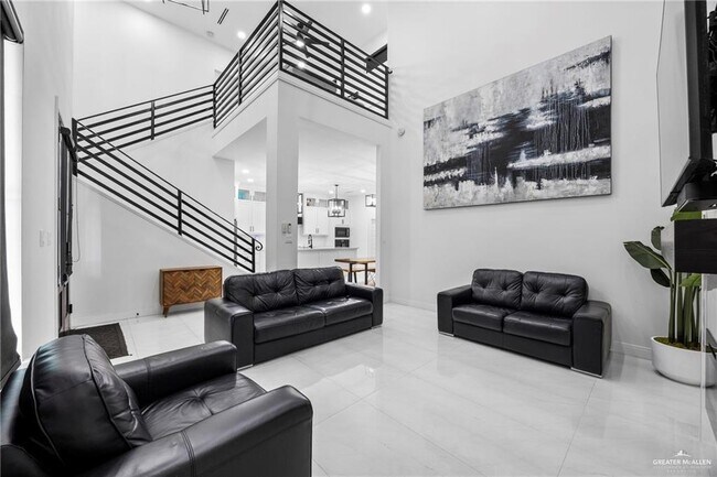 Building Photo - 1615 Lago Delton