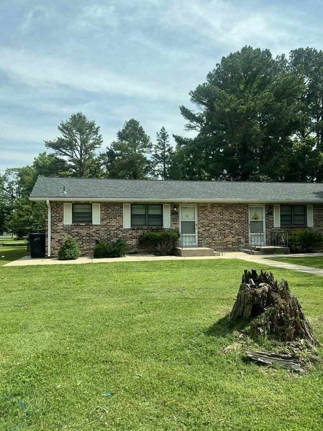 Primary Photo - 601-607 Meadowmere Dr
