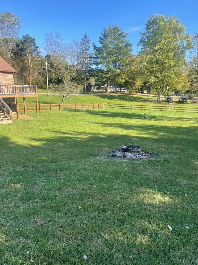 Building Photo - LaFollette 37766 - Charming Ranch-Style 3 ...