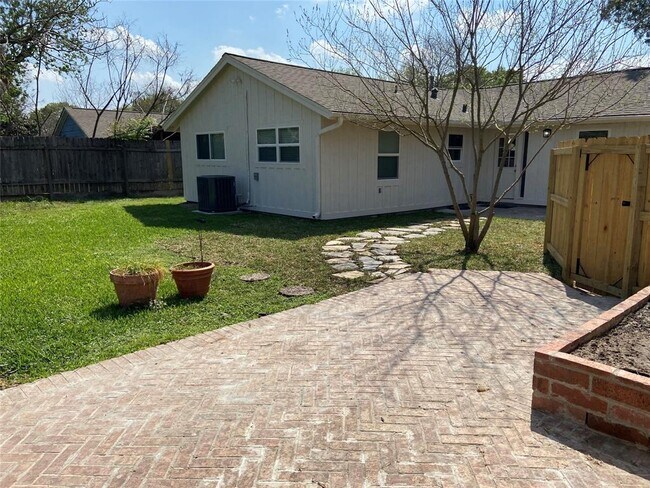 Building Photo - 7034 Sharpview Dr