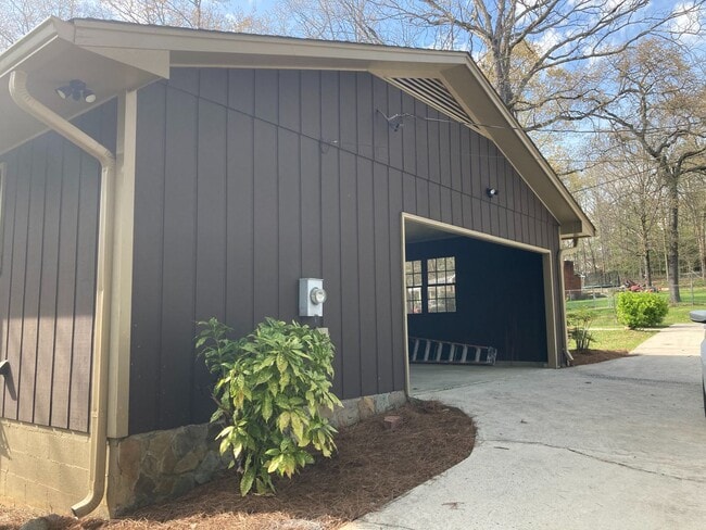 Building Photo - Cozy 3/2 House in East Rome- $1,795