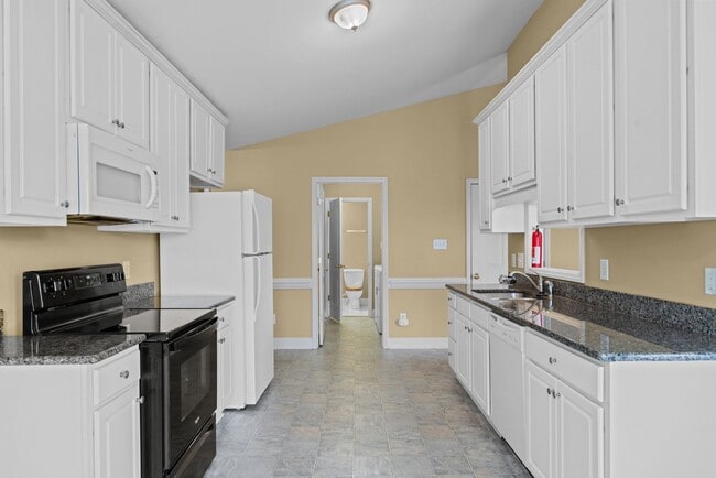 Building Photo - 2 bedroom 2 bathroom duplex in Lillington, NC