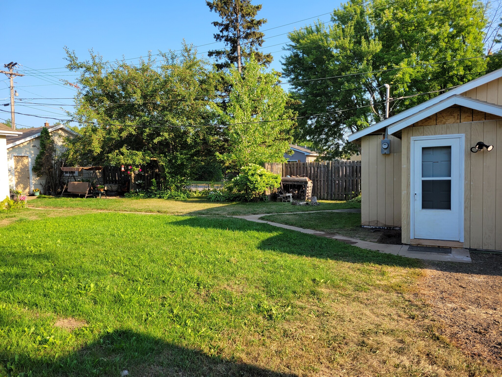 Even a fire pit with privacy! - 5691 Mineral Ave