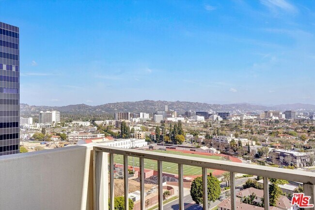 Building Photo - 2160 Century Pk E