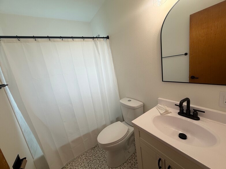 Building Photo - 228 Lenora Dr NW