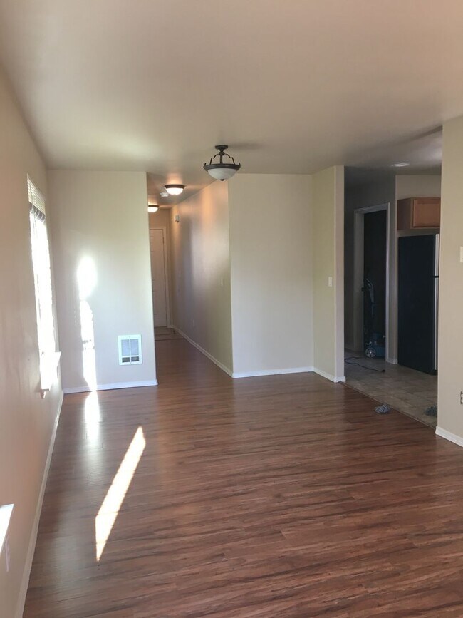 Building Photo - 3 Bedroom Duplex in SW Redmond
