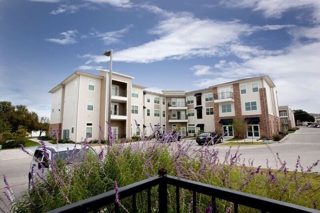 Building Photo - 817 Colcord Ave