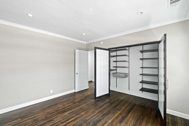 Building Photo - 1516 S Crest Dr