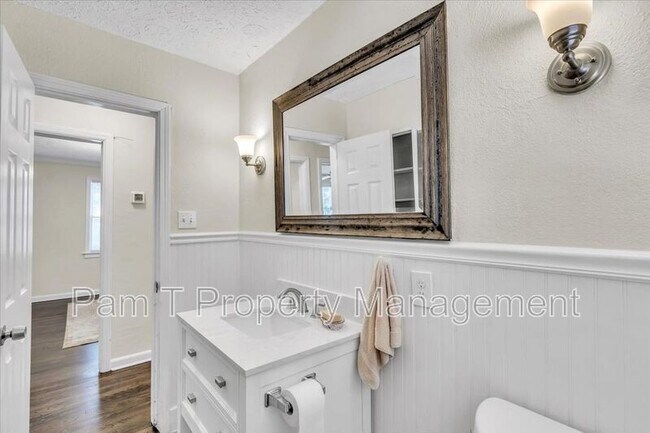 Building Photo - 2310 Lorraine Dr