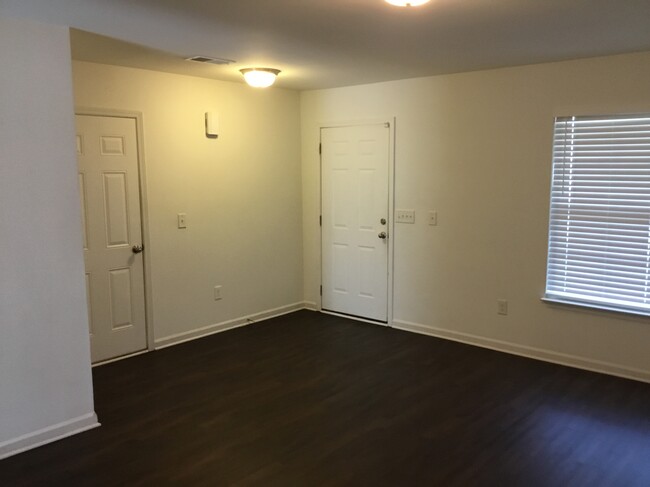 Building Photo - 2718 Quail Oaks Drive
