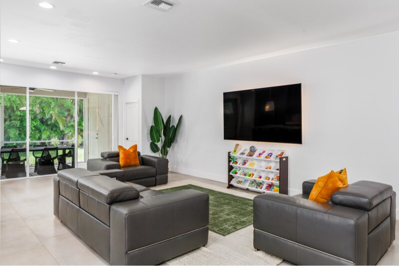 Building Photo - 9841 Colonial Walk S