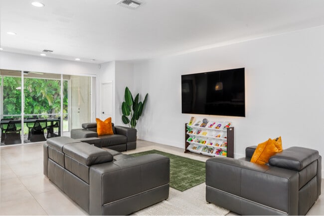 Building Photo - 9841 Colonial Walk S