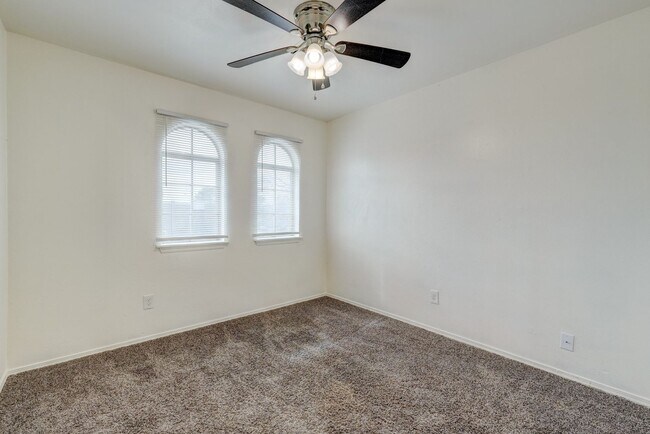 Building Photo - 3 bedroom 2.5 bath - NW Highway and Rockwell
