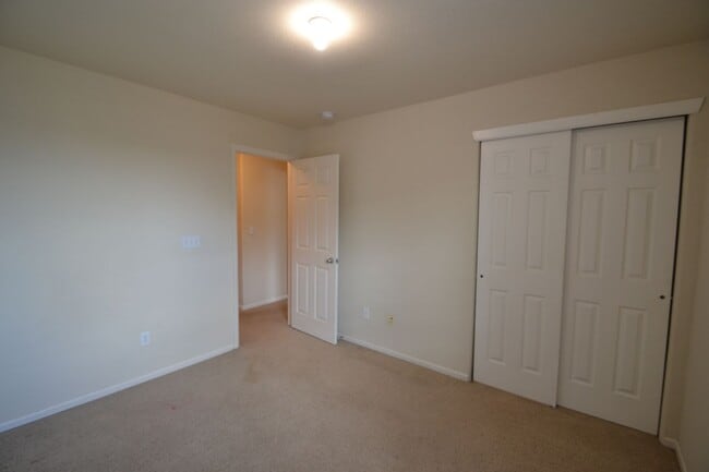 Building Photo - 3 Bedroom Townhome Available Now!
