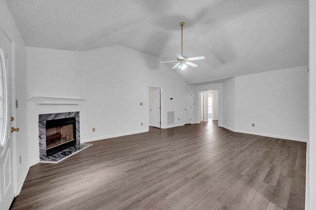 Building Photo - 6745 Lakes Edge Ln