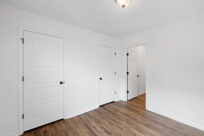 Building Photo - $1299 OFF RENT FOR THE FIRST 3 MONTHS!