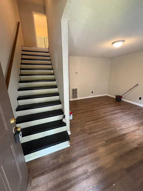Building Photo - 147 Woodland Dr