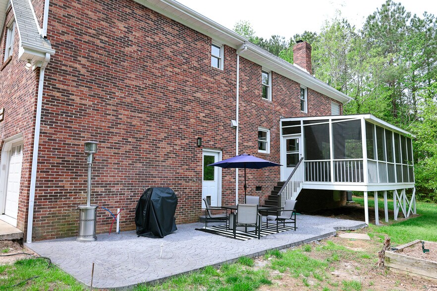 Building Photo - 1208 Enchanted Oaks Dr