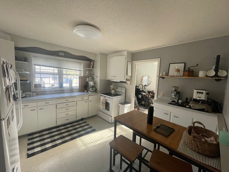 Kitchen - 1601 Broadway N