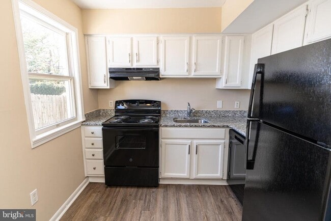 Building Photo - 915 N Division St