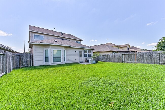 Building Photo - 2411 Lakecrest Town Dr