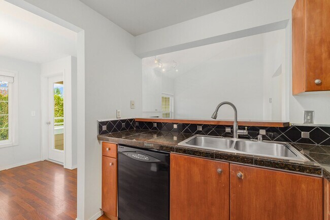 Building Photo - Woodinville 3 Bedroom 2 Bath with Detached Garage - Top Floor