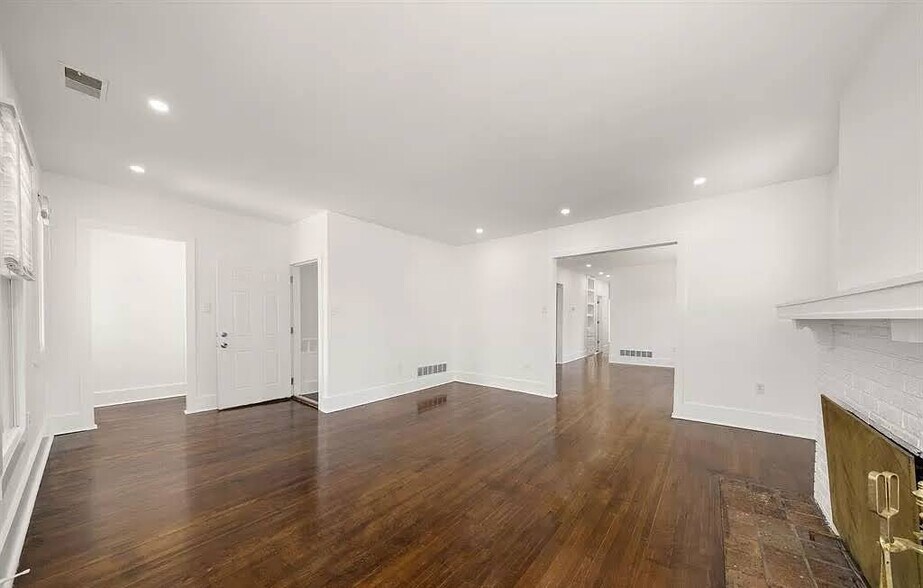 Building Photo - 1975 Gladstone St