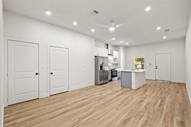 Building Photo - 808 W 10th St